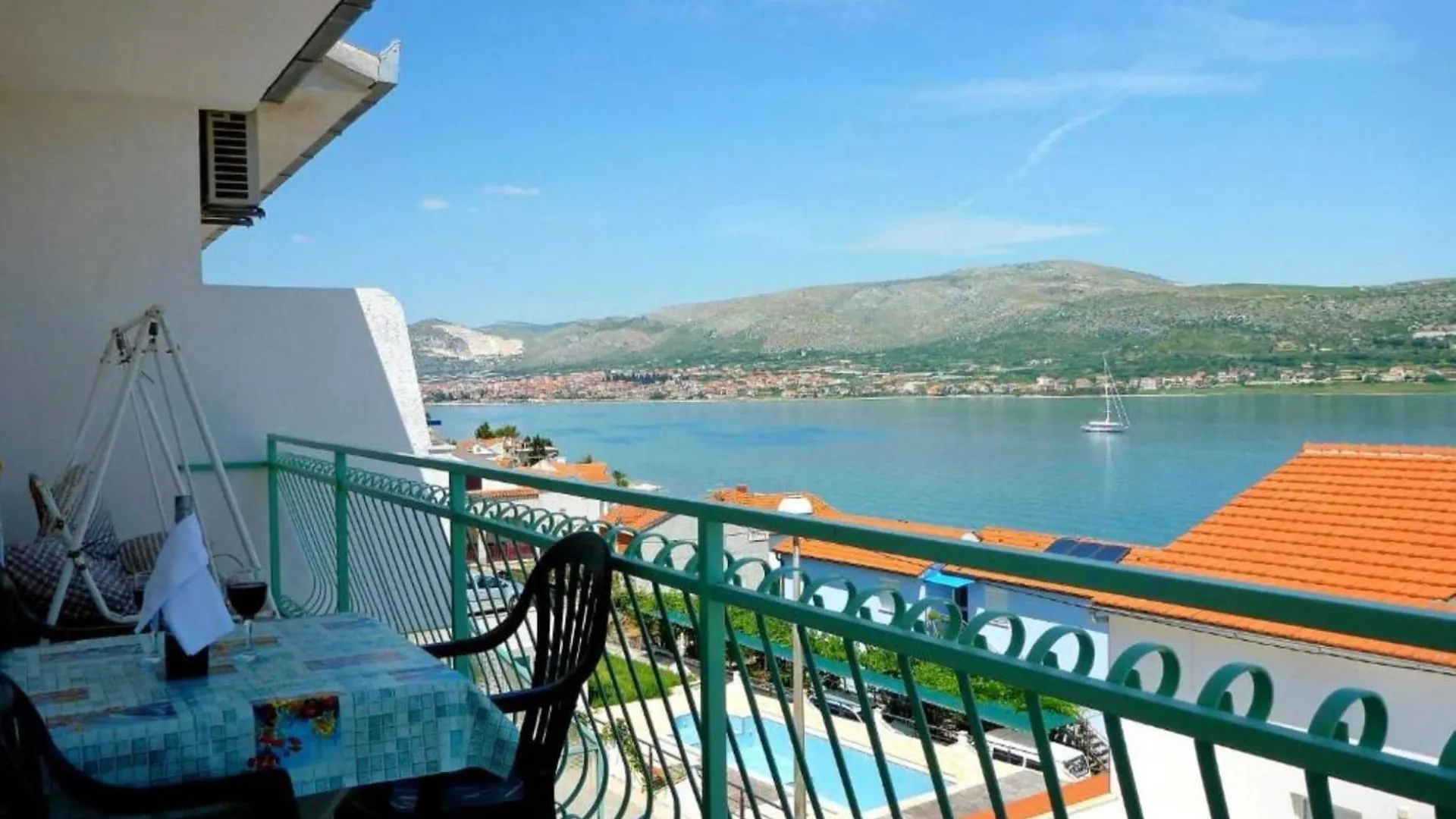 Beachfront Mastrinka Apartments With Sea View - Three Bedroom Apartment With Terrace And Sea View Trogir Kroatien