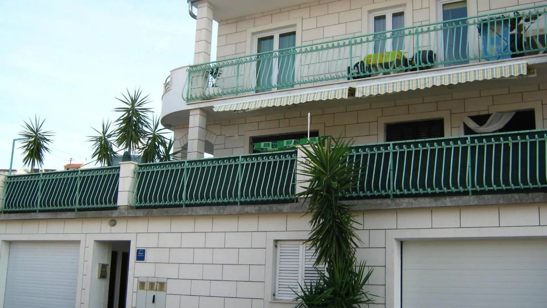 Beachfront Mastrinka Apartments With Sea View - Three Bedroom Apartment With Terrace And Sea View Trogir 0*,